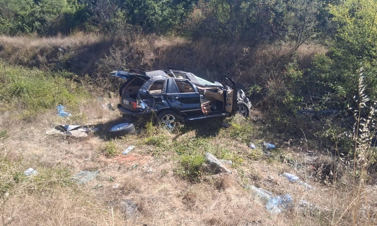 Bilecik’te otomobil refüje çarptı, 1 ağır 2 kişi yaralandı ve Merak Edilenler