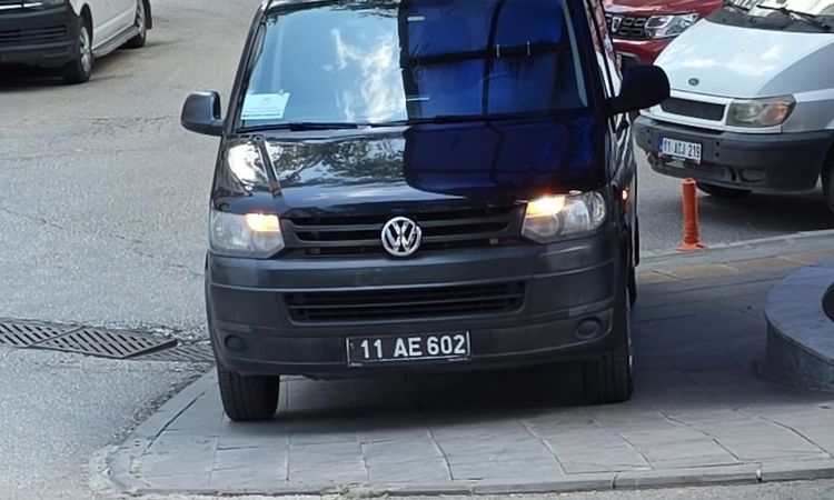 Bilecik'te Resmi Araç Kaldırıma Park Edince Tepki Çekti - Son Dakika ve Merak Edilenler