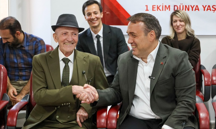 Bilecik Valisi Faik Oktay Sözer, huzurevinde yaşlıların talep ve önerilerini dinledi.