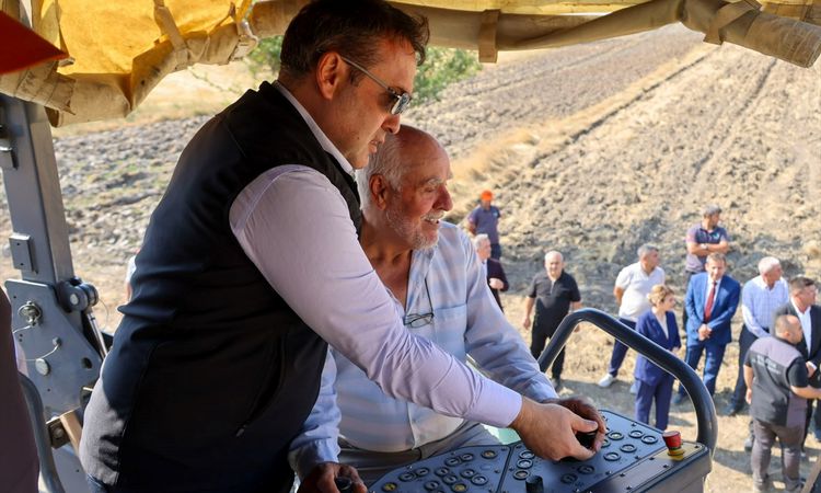 Ayrıntılar Netleşti: Bilecik Valisi Sözer, Bal Sağımı ve Fasulye Hasadına Katıldı - Son Dakika - Son Dakika Bi