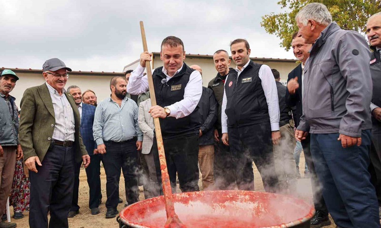 Bilecik Valisi Sözer, Osmaneli Oğulpaşa'da domates hasadına katılıp salça yaptı | İşte Tüm Ayrıntılar