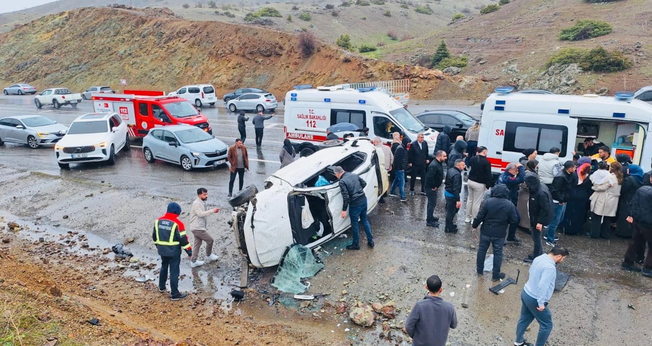 Bingöl-Diyarbakır yolunda kaza: Otomobil devrildi, 4 yaralı - Son Dakika Haberleri ve Merak Edilenler