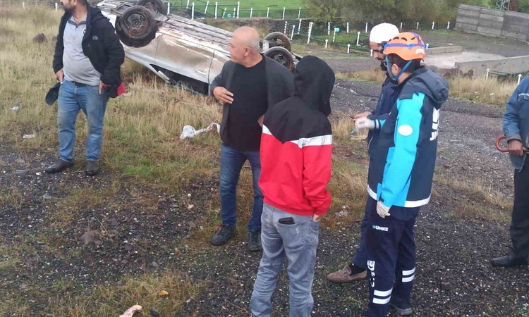 Bingöl-Muş karayolu Ekinyolu mevkisinde takla atan otomobilde 2 kişi yaralandı ve Merak Edilenler