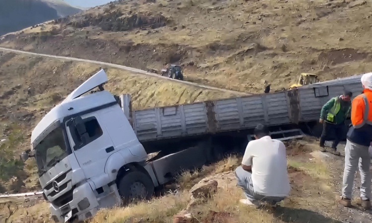 Bingöl Solhan'da rampayı çıkamayan tır geri kayarak uçurum kenarında asılı kaldı ve Merak Edilenler