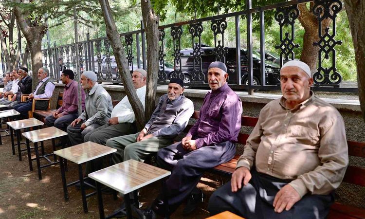 Son Gelişme: Bingöl Valisi Kepçeli Köyünde Vatandaşlarla Buluştu - Son Dakika Haberleri | İşte Tüm Ayrıntılar