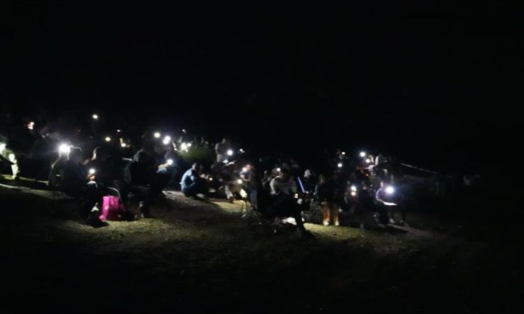 Kritik Açıklama: Binlerce kişi Perseid meteor yağmurunu izlemek için akın etti! Trafik kilitlendi, kilometrele