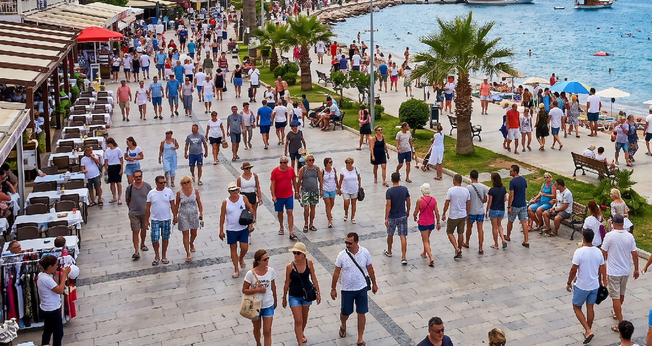 Binlerce turist aynı anda bir ilçemize akın etti - En Son Haber ve Merak Edilenler