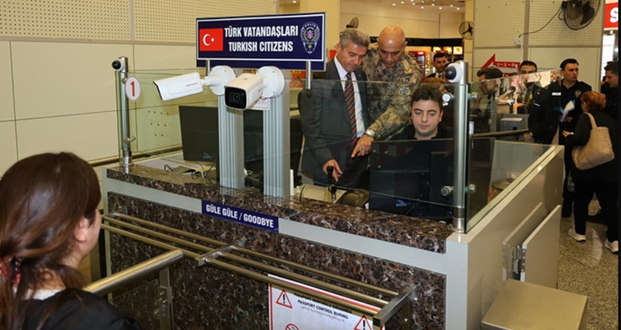 Binlerce Türk vizesiz seyahat için akın edince sınır kapısında izdiham meydana geldi - Son Dakika Haberleri
