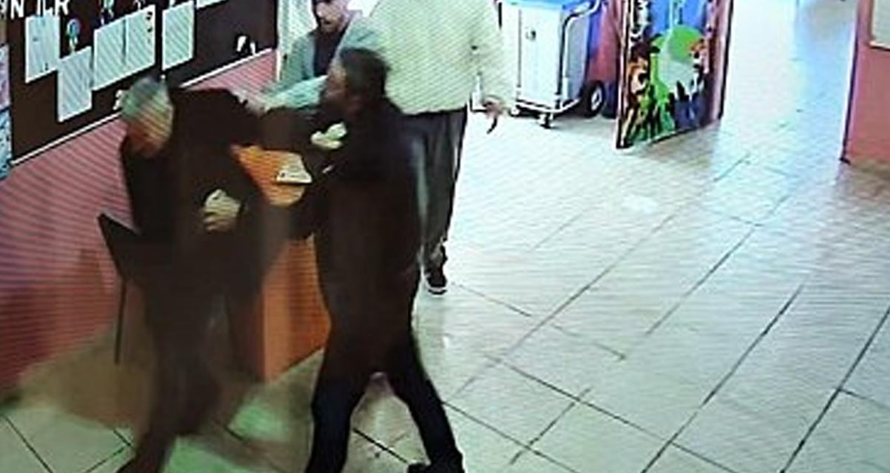 Son Gelişme: Bitlis'te okul müdürüne saldırı anı kameralara yansıdı - Haberleri: Gelişmeler Takip Ediliyor