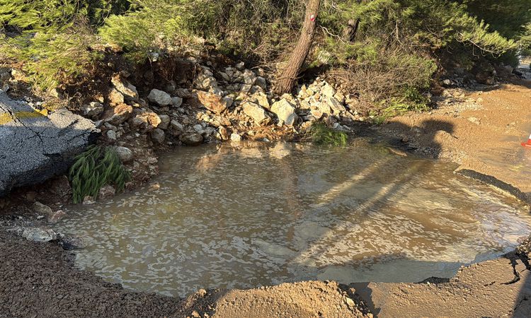 Bodrum'da Ana Su İsale Hattı Patladı: Tonlarca Su Boşa Aktı, Yol Çöktü - Son Dakika Haberleri ve Merak Edilenl