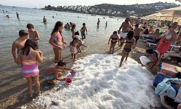 Sıcak Gündem: Bodrum'da Sıcaktan Bunalan Çocuklar İçin Sahile 2 Ton Buz Döküldü - Son Dakika Haberleri ve Mera