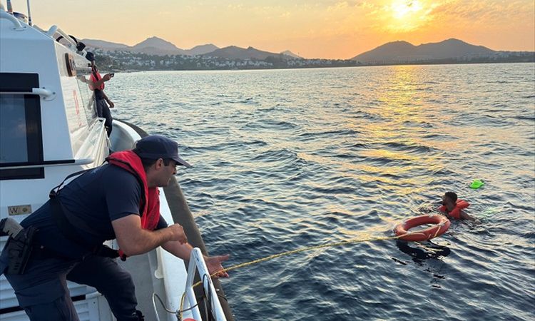 Kritik Açıklama: Bodrum'da yüzerek Yunanistan'a geçmeye çalışan göçmen ele geçirildi - Son Dakika | İşte Tüm A