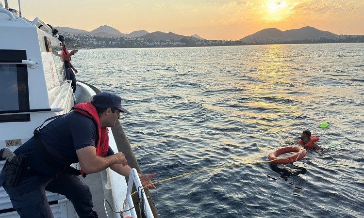 Sıcak Gündem: Bodrum'da Yüzerek Yunanistan'a Geçmeye Çalışan Göçmen Yakalandı - Haberleri - Son Dakika Bilgile
