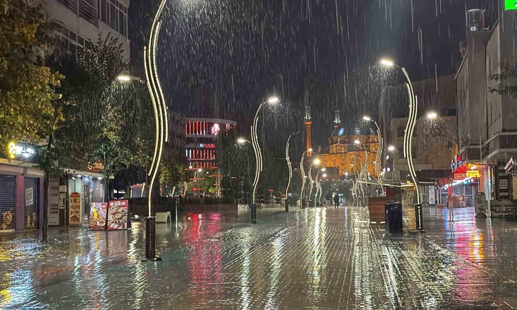 Bolu'da gece saatlerinde etkisini artıran sağanak bazı evleri su bastı