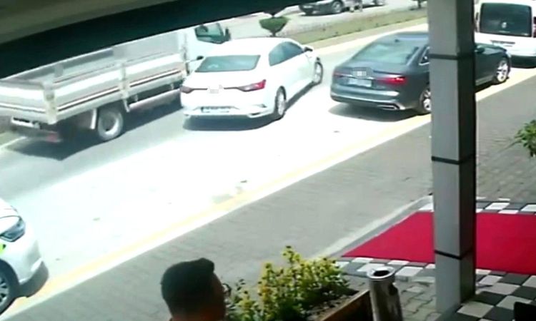 A truck hit a car leaving the parking lot in Bolu - Breaking News