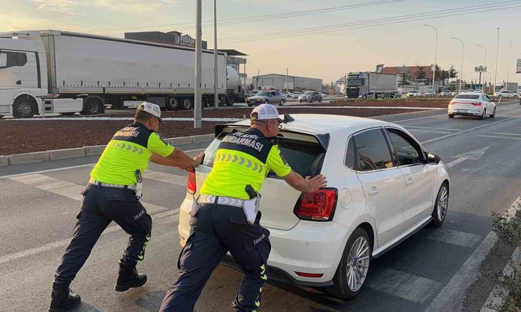 Kritik Açıklama: Bolvadin'de Arızalı Otomobile Jandarma Yardımı - Haberleri ve Merak Edilenler