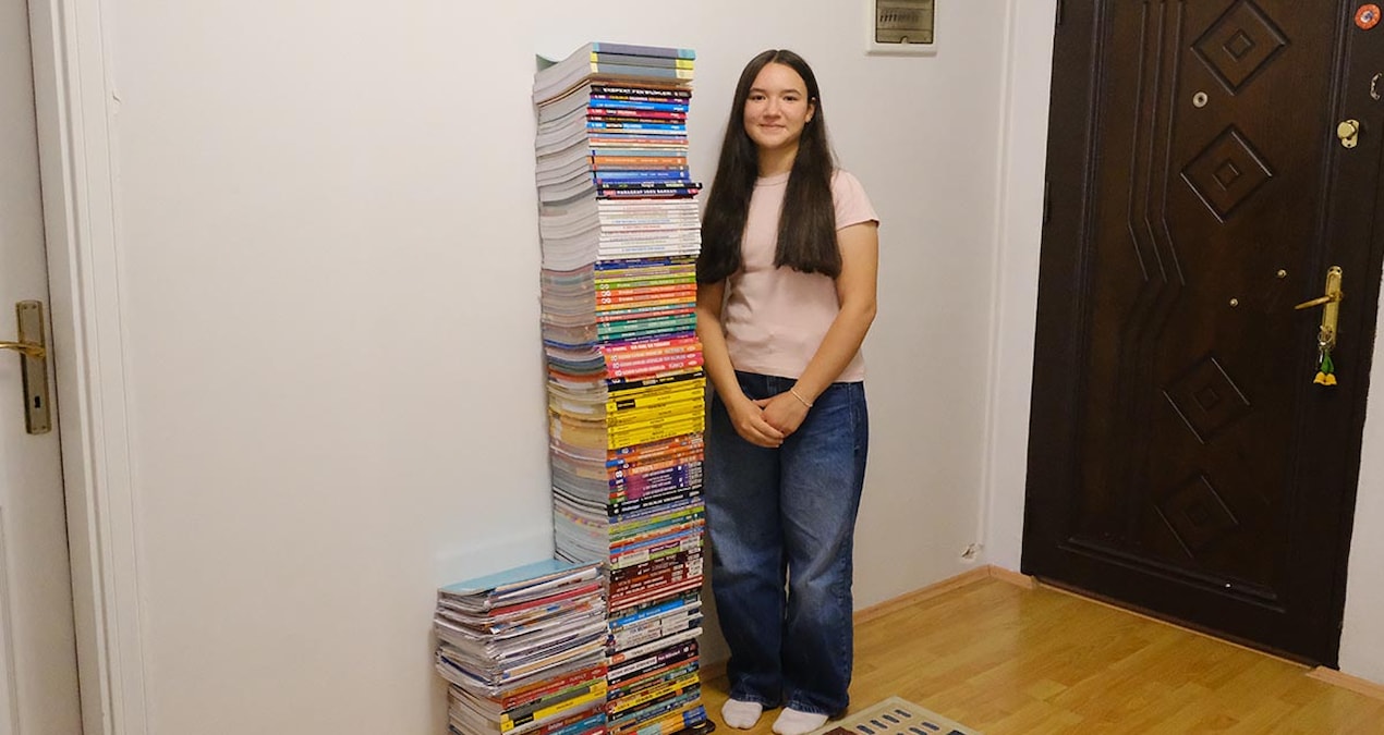 She posed with a book as tall as she is tall: İpek became the first in LGS Türkiye - Latest News