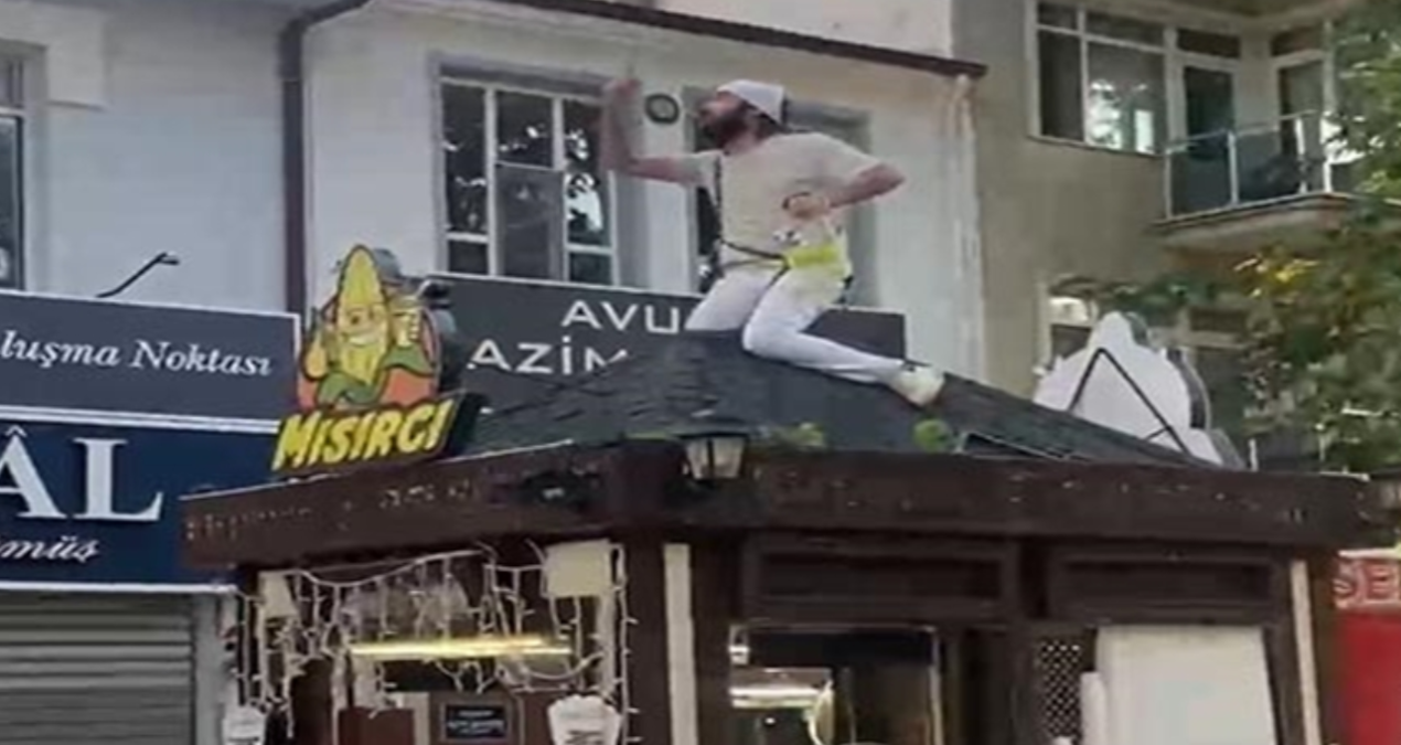 He climbed on top of his kiosk and chained himself - Breaking News