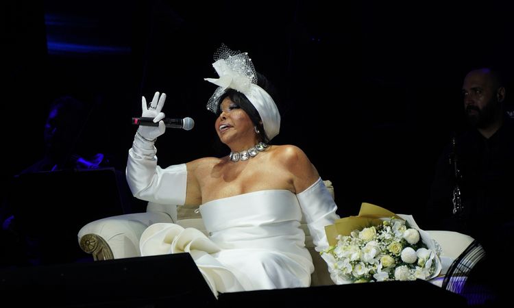 Sıcak Gündem: Bülent Ersoy Manavgat'ta Konser Verdi - Son Dakika: Gelişmeler Takip Ediliyor