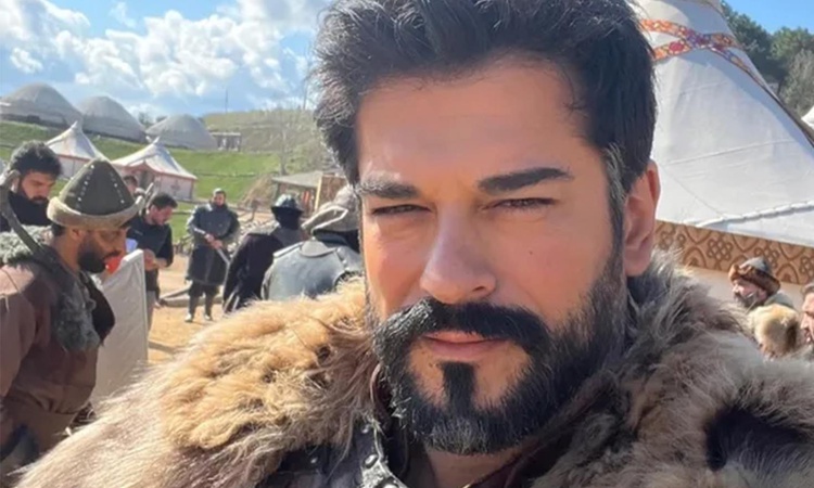 Burak Özçivit’ten aile pozu! Fahriye Evcen ve çocuklarıyla objektif karşısında ve Merak Edilenler
