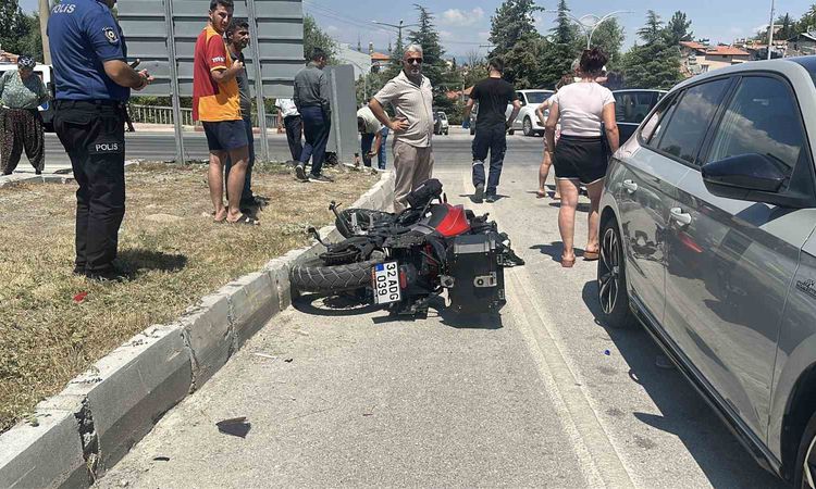 Burdur'da Motosiklet-Otomobil Çarpıştı: 1 Yaralı - Son Dakika: Gelişmeler Takip Ediliyor