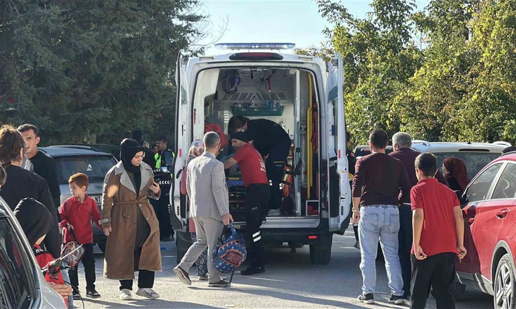 Burdur'da okul çıkışı 8 yaşındaki çocuğa otomobil çarptı, çocuk hastaneye kaldırıldı - Son Dakika Bilgileri