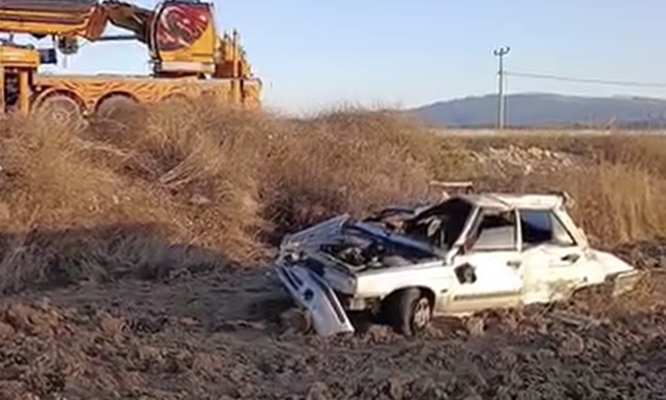 Burdur'da otomobil otobüs durağına çarpıp tarlaya takla attı, 1 kişi yaralandı