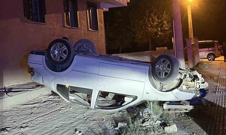Burdur’da takla atan otomobilde 2 kişi yaralandı