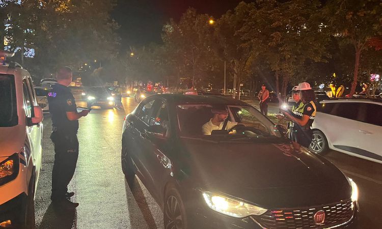 Gündemden Son Bilgiler: Bursa'da Asayiş Uygulaması: 21 Aranan Kişi Yakalandı - Haberleri