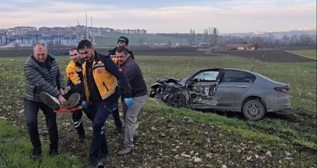 Ayrıntılar Netleşti: Bursa'da çarpışan otomobillerden biri tarlaya uçtu: Yaralılar var - Son Dakika Haberleri: