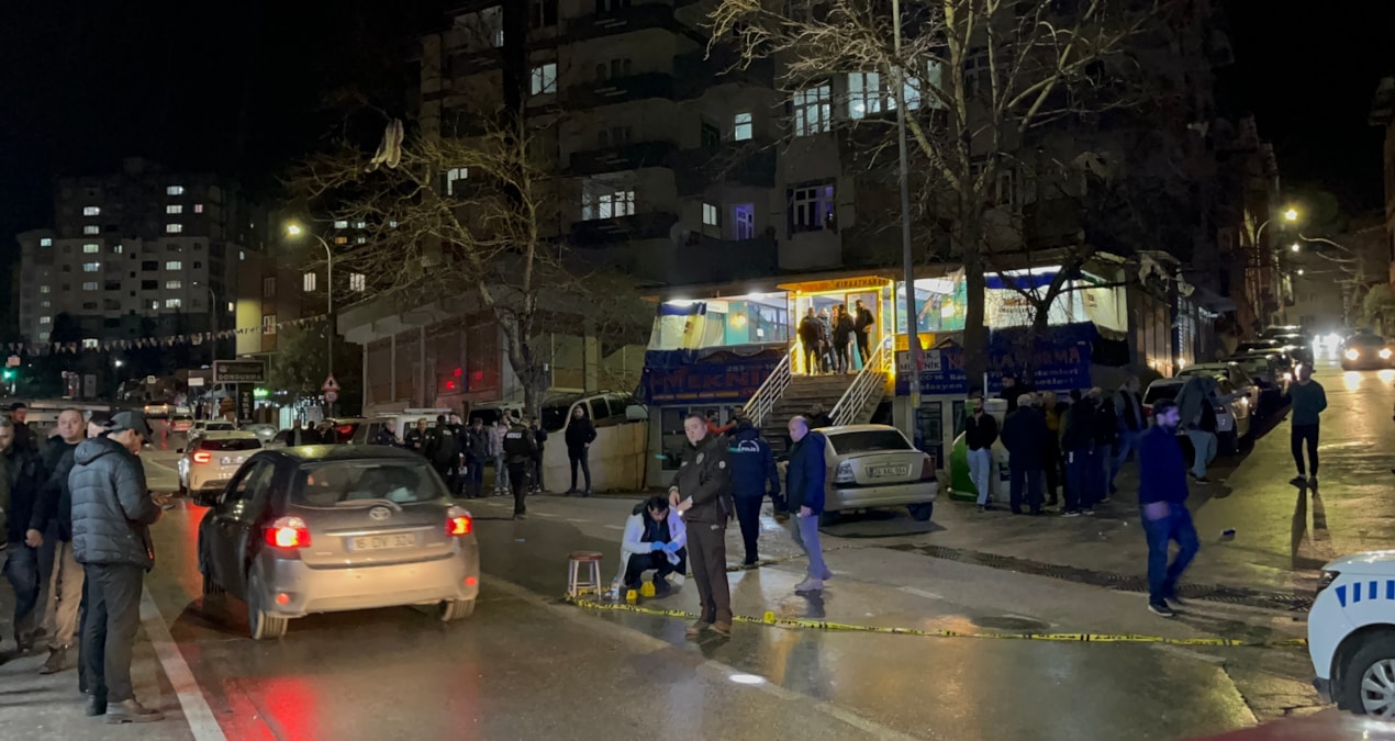 Kritik Açıklama: Bursa'da kahvehane çıkışı silahlı saldırı: 2 kişi ağır yaralandı - Son Dakika: Gelişmeler Tak
