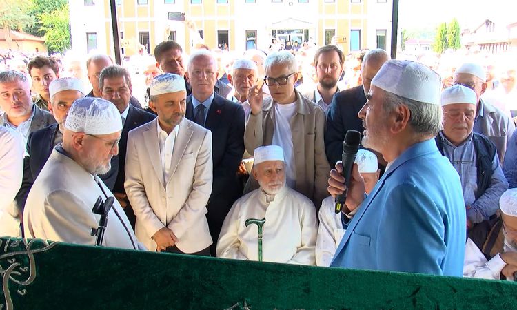 Ayrıntılar Netleşti: Bursa'da kamyonun otomobile çarptığı kazada ölen Zehra, İstanbul'da toprağa verildi - Son