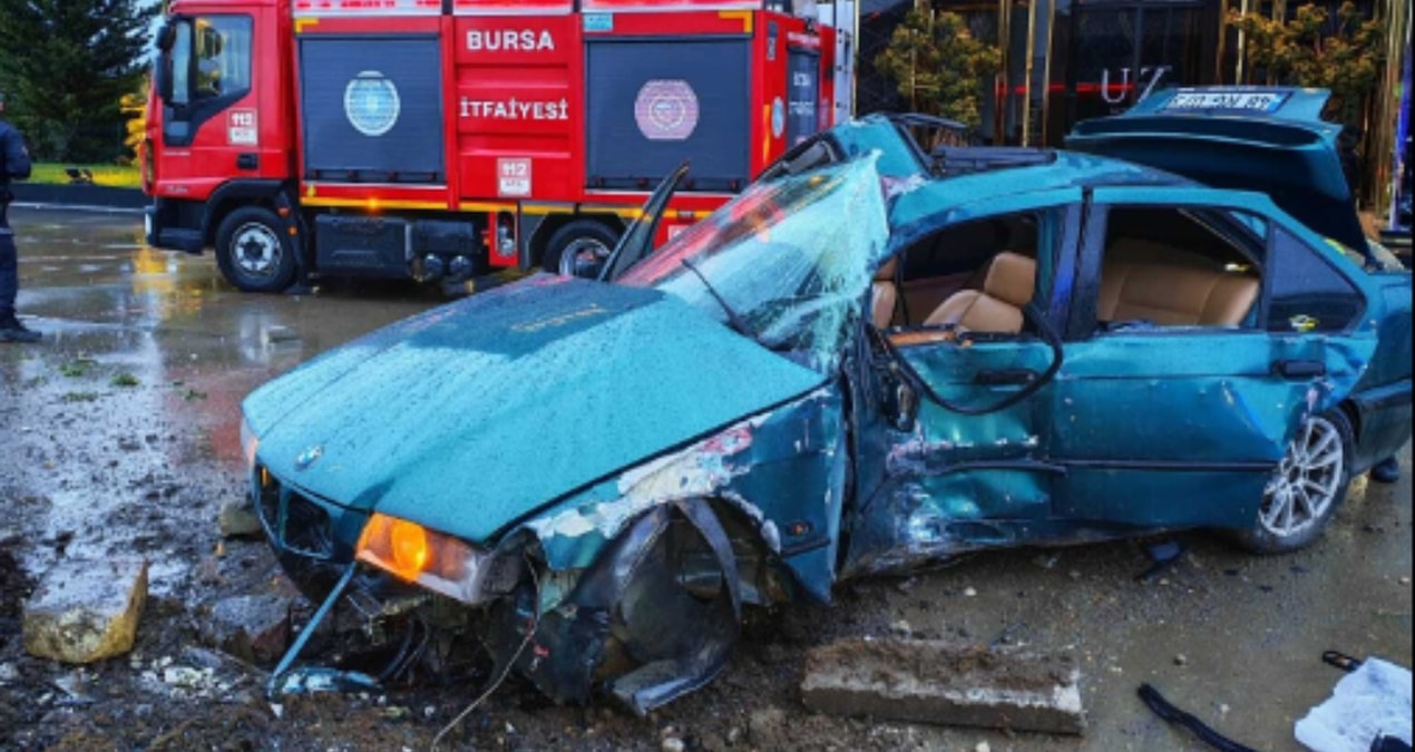 Bursa'da korkunç kaza! Otomobil beton reklam panosuna çarptı: 1 ölü - Son Dakika | İşte Tüm Ayrıntılar