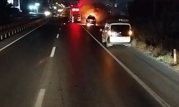 Ayrıntılar Netleşti: Bursa’da lüks otomobil alevlere teslim oldu: O anlar kamerada - Haberleri