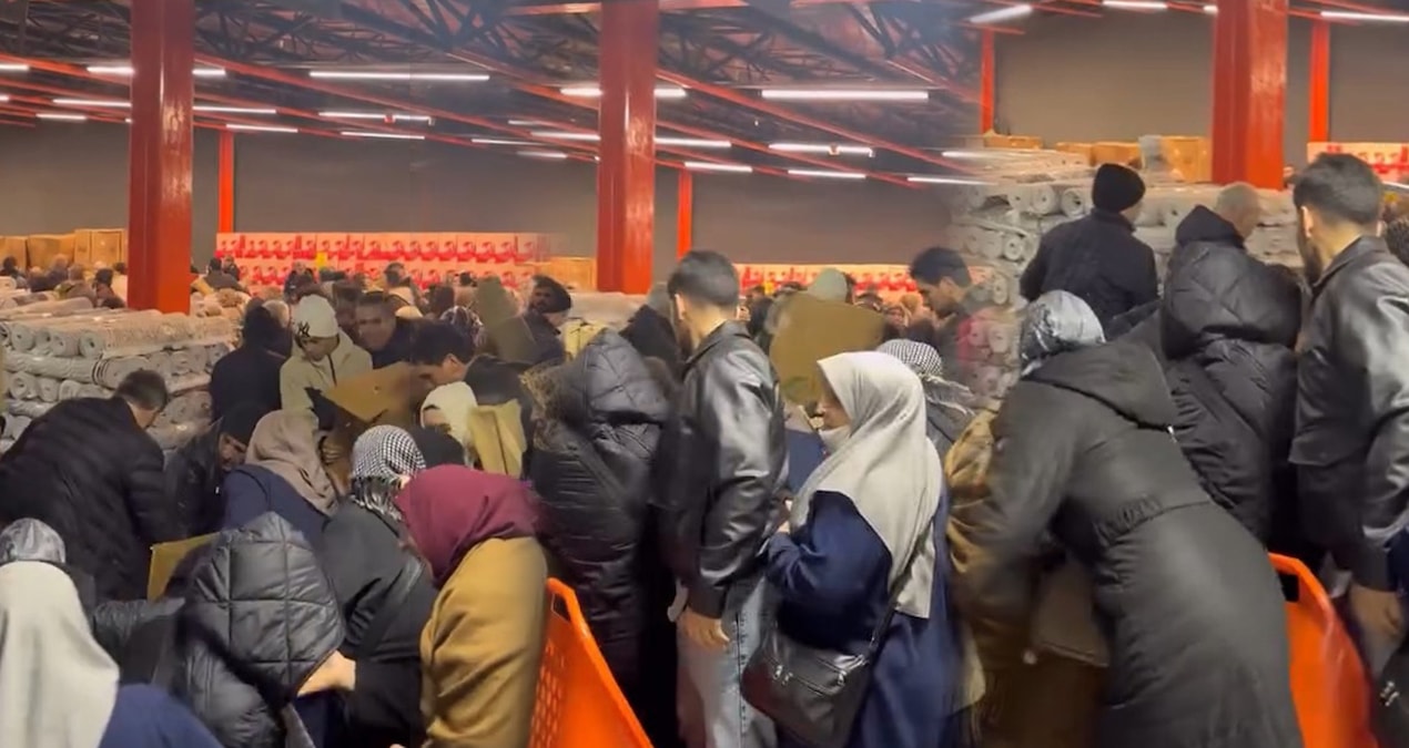 Son Gelişme: Bursa'da mağaza açılışında izdiham! Saatlerce beklediler, 100 TL için birbirini ezdiler - Son Dak