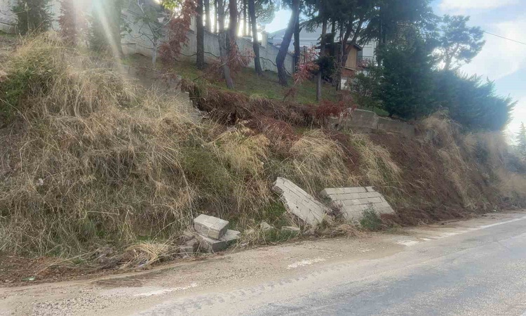 Bursa Mudanya'da iddiaya göre istinat duvarı yıkıldı, beton bloklar yola gerileme kaydetti | İşte Tüm Ayrıntıl