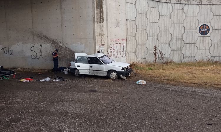 Son Gelişme: Bursa'da otomobil köprü altındaki beton duvara çarptı: 3 ölü 2 yaralı - Haberleri