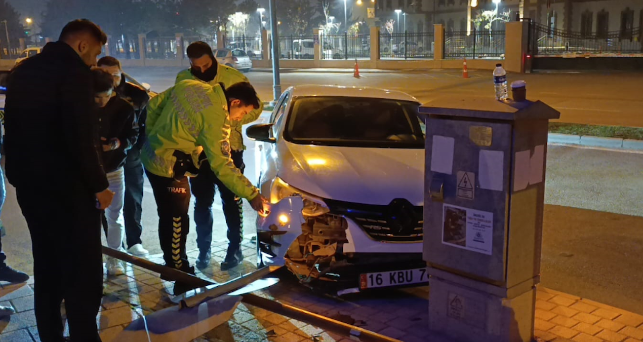 Bursa'da otomobil trafik levhasına çarptı: 1 yaralı - Son Dakika Haberleri - Son Dakika Bilgileri