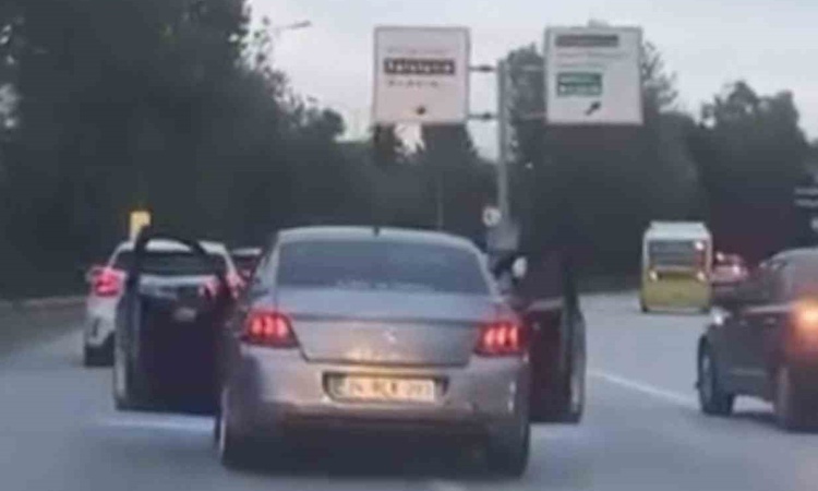 Bursa'da sürücü ve yolcu seyir halinde ön kapıları açarak güvenliği tehlikeye attı - Son Dakika Bilgileri