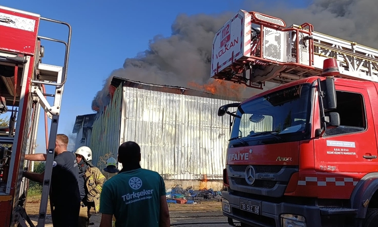 Bursa Yenişehir Karaköy'deki soğuk hava deposu yangınına itfaiye müdahale ediyor