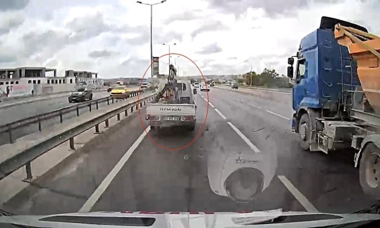 Büyükçekmece’de ambulansa yol vermeyen sürücüye 46 bin lira para cezası - Son Dakika Bilgileri