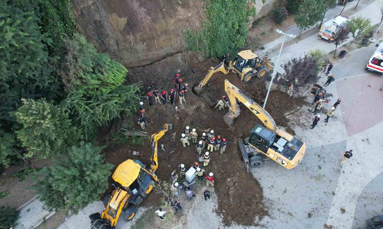 Kritik Açıklama: Büyükçekmece'de Toprak Kayması: 2 Kişi Göçük Altında - Son Dakika Haberleri