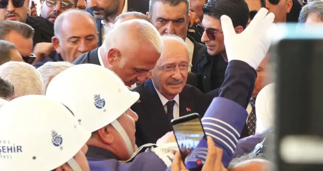 Kritik Açıklama: Camideki protokol itiş kakışına Mahsun Kırmızıgül'den ağır sözler - En Son Haber