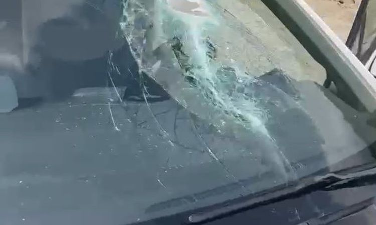 Gündemden Son Bilgiler: Çamlıhemşin'de faciadan dönüldü! Yamaçtan kopan kaya aracın tavanını deldi - Haberleri