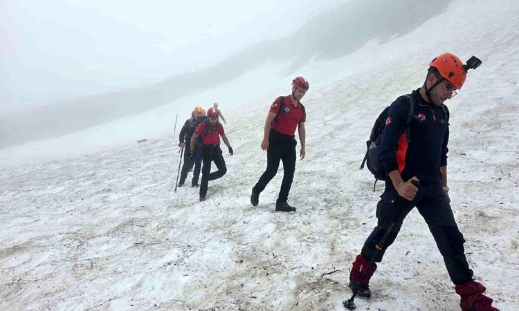 3 tourists stranded in Çamlıhemşin were reached after 10 hours of work - News