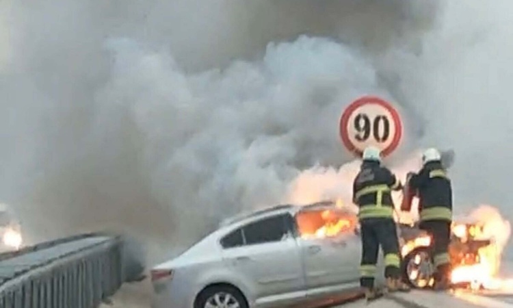 Çanakkale Güzelyalı'da seyir halindeki otomobil yanarak kullanılamaz hale geldi