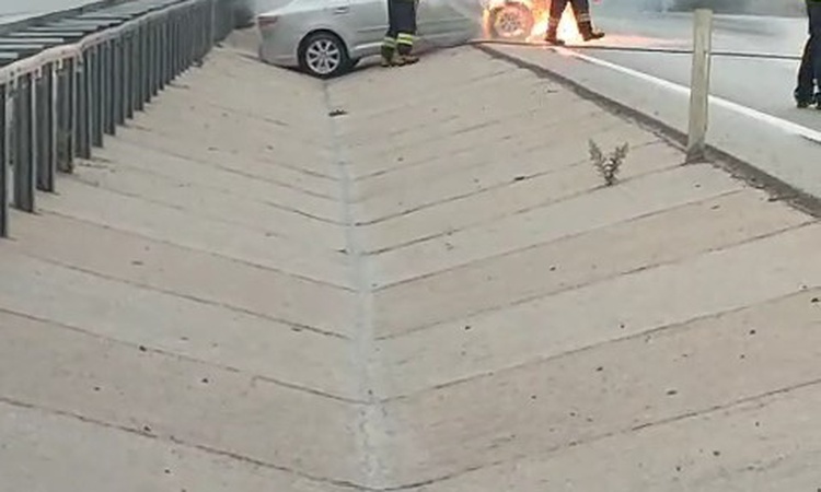 Çanakkale Güzelyalı'da seyir halindeki otomobilin motor bölümünde yangın çıktı: Gelişmeler Takip Ediliyor