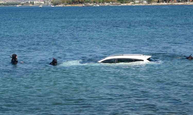Çanakkale'de otomobil kayarak denize gerileme kaydetti, 3 saatlik çalışmayla çıkarıldı ve Merak Edilenler