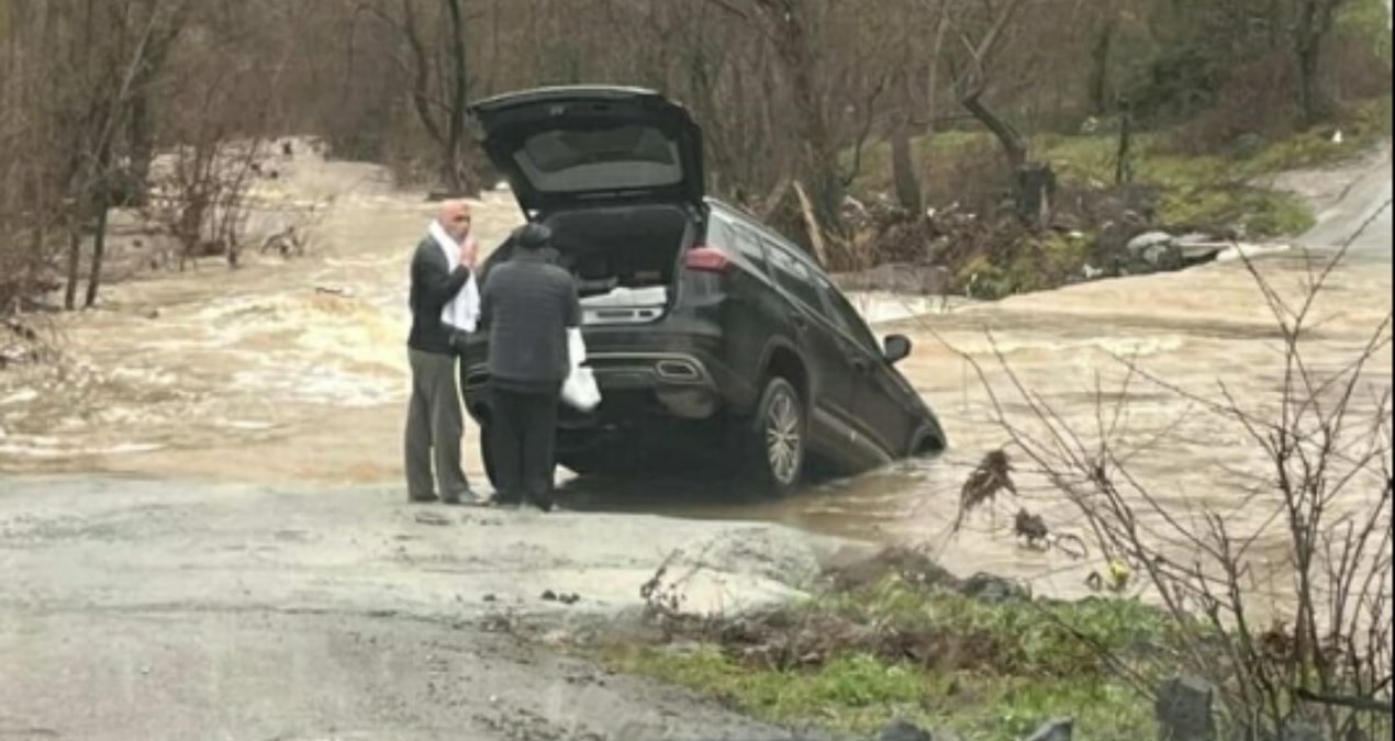 Son Gelişme: Çanakkale’de sağanak nedeniyle köy yolu kapandı, otomobil suya kapıldı - Son Dakika - Son Dakika