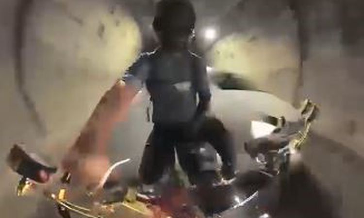 Cankurtaran Tüneli içinde tehlikeli anlar: Şerit ihlali yapan otomobilin motosiklete teması kamerada - Haberle